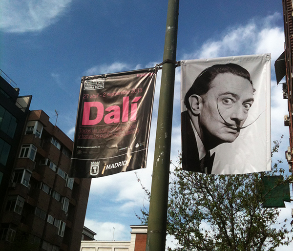 Banderolas de calle de Dalí